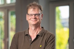 Chemisch bioloog Hermen Overkleeft ontvangt Spinozapremie.