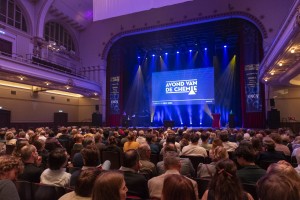 Overzicht op het podium vanuit de zaal tijdens de KNCV Avond van de Chemie 2025.