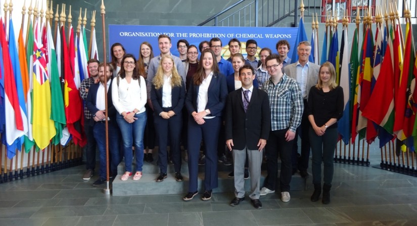 Groepsfoto tijdens het bedrijvenbezoek dat de Jong KNCV heeft gebracht aan OPCW.