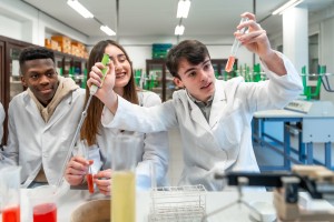 Bachelor studenten in het lab