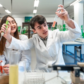 Bachelor studenten in het lab